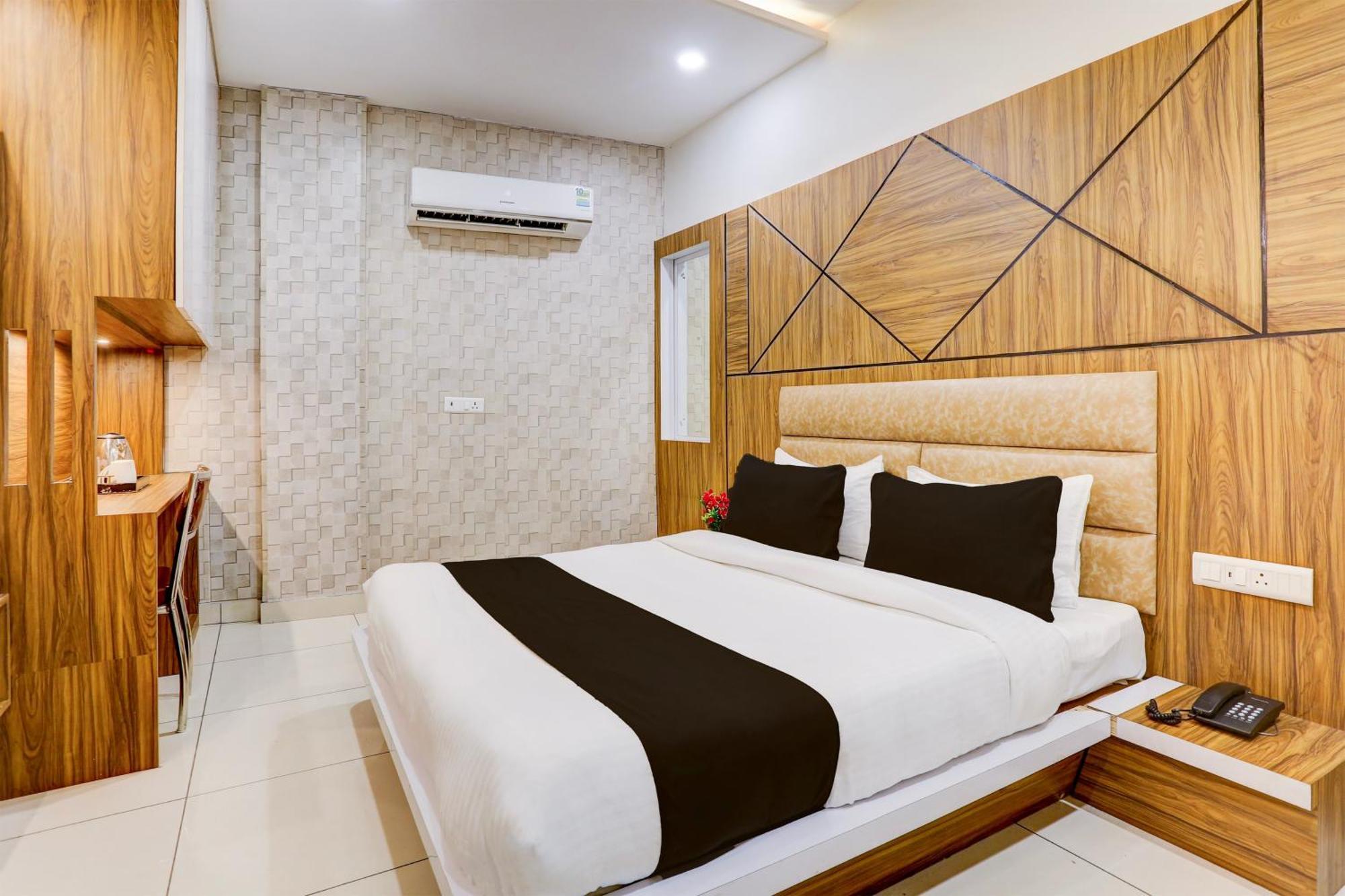 Super Townhouse Model Town Rohtak Formerly Hotel Tathastu Екстер'єр фото