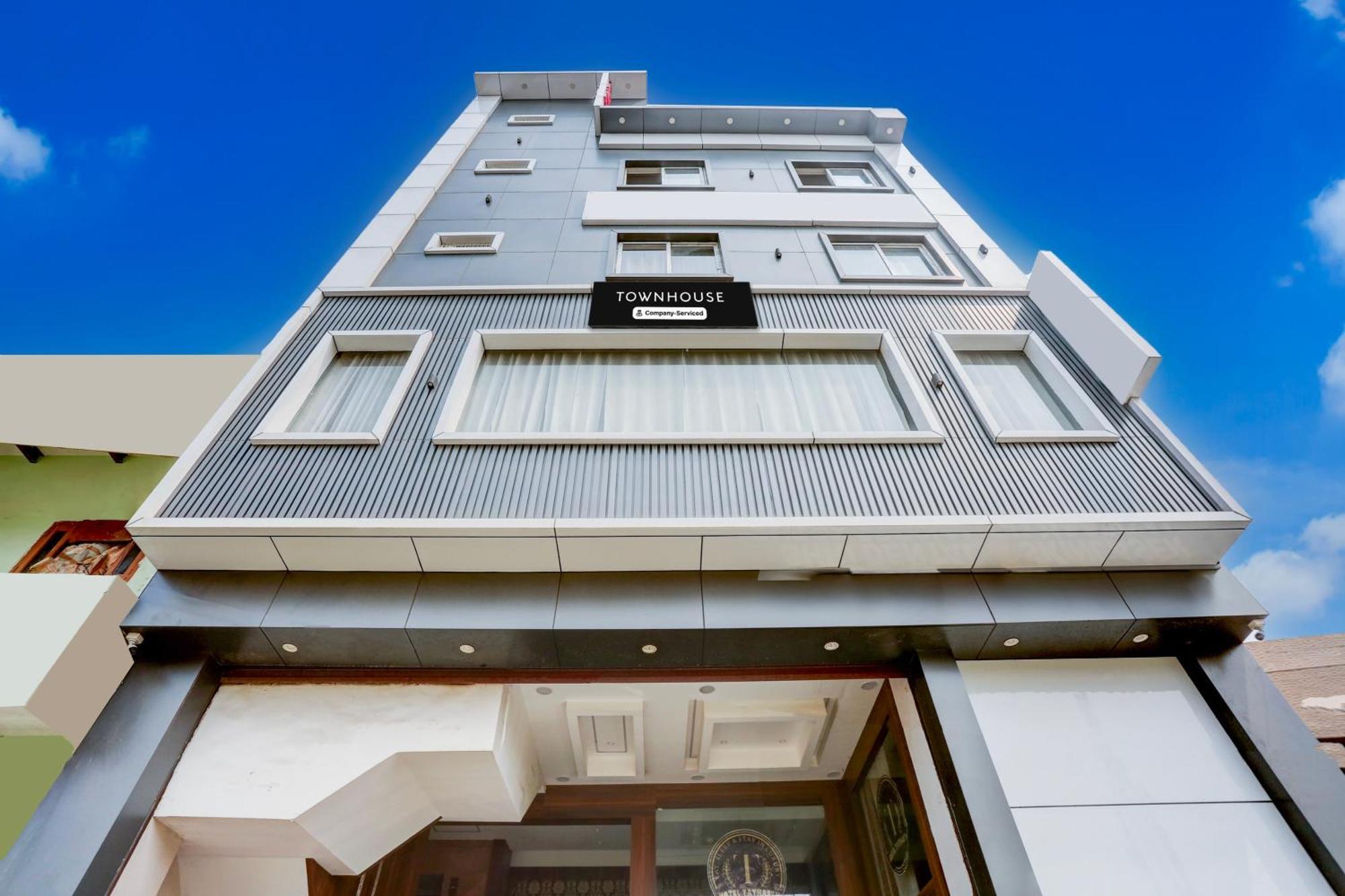Super Townhouse Model Town Rohtak Formerly Hotel Tathastu Екстер'єр фото